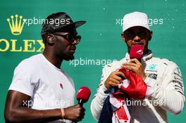 (L to R): Usain Bolt (JAM) Athlete on the podium with Lewis Hamilton (GBR) Mercedes AMG F1. 22.10.2017. Formula 1 World Championship, Rd 17, United States Grand Prix, Austin, Texas, USA, Race Day.