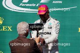 Race winner Lewis Hamilton (GBR) Mercedes AMG F1 celebrates on the podium with Bill Clinton (USA) Former US President. 22.10.2017. Formula 1 World Championship, Rd 17, United States Grand Prix, Austin, Texas, USA, Race Day.