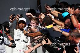 Race winner Lewis Hamilton (GBR) Mercedes AMG F1 celebrates with the fans on the podium. 22.10.2017. Formula 1 World Championship, Rd 17, United States Grand Prix, Austin, Texas, USA, Race Day.