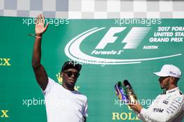 (L to R): Usain Bolt (JAM) Athlete with Lewis Hamilton (GBR) Mercedes AMG F1 on the podium. 22.10.2017. Formula 1 World Championship, Rd 17, United States Grand Prix, Austin, Texas, USA, Race Day.