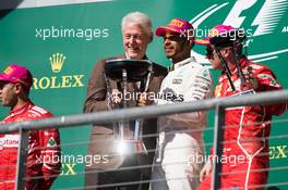 (L to R): Bill Clinton (USA) Former US President on the podium with race winner Lewis Hamilton (GBR) Mercedes AMG F1 and third placed Kimi Raikkonen (FIN) Ferrari. 22.10.2017. Formula 1 World Championship, Rd 17, United States Grand Prix, Austin, Texas, USA, Race Day.