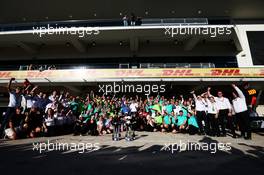 Race winner Lewis Hamilton (GBR) Mercedes AMG F1 and team mate Valtteri Bottas (FIN) Mercedes AMG F1 celebrate winning the Constructors' Championship with the team. 22.10.2017. Formula 1 World Championship, Rd 17, United States Grand Prix, Austin, Texas, USA, Race Day.