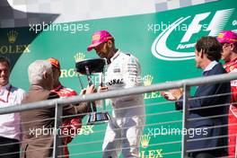 (L to R): Bill Clinton (USA) Former US President on the podium with race winner Lewis Hamilton (GBR) Mercedes AMG F1. 22.10.2017. Formula 1 World Championship, Rd 17, United States Grand Prix, Austin, Texas, USA, Race Day.