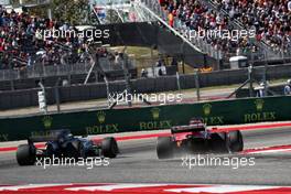 Lewis Hamilton (GBR) Mercedes AMG F1 W08 and Sebastian Vettel (GER) Ferrari SF70H battle for the lead of the race. 22.10.2017. Formula 1 World Championship, Rd 17, United States Grand Prix, Austin, Texas, USA, Race Day.