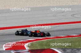 Valtteri Bottas (FIN) Mercedes AMG F1 W08 and Daniel Ricciardo (AUS) Red Bull Racing RB13 battle for position. 22.10.2017. Formula 1 World Championship, Rd 17, United States Grand Prix, Austin, Texas, USA, Race Day.