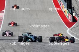 Daniel Ricciardo (AUS) Red Bull Racing RB13 and Valtteri Bottas (FIN) Mercedes AMG F1 W08 battle for position. 22.10.2017. Formula 1 World Championship, Rd 17, United States Grand Prix, Austin, Texas, USA, Race Day.
