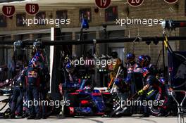 Daniil Kvyat (RUS) Scuderia Toro Rosso STR12 makes a pit stop. 22.10.2017. Formula 1 World Championship, Rd 17, United States Grand Prix, Austin, Texas, USA, Race Day.
