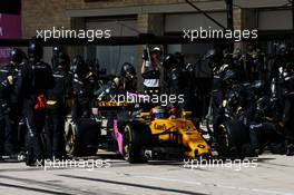 Carlos Sainz Jr (ESP) Renault Sport F1 Team RS17 makes a pit stop. 22.10.2017. Formula 1 World Championship, Rd 17, United States Grand Prix, Austin, Texas, USA, Race Day.