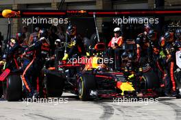 Max Verstappen (NLD) Red Bull Racing RB13 makes a pit stop. 22.10.2017. Formula 1 World Championship, Rd 17, United States Grand Prix, Austin, Texas, USA, Race Day.