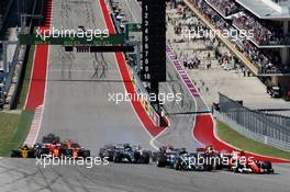 Lewis Hamilton (GBR) Mercedes AMG F1 W08 and Sebastian Vettel (GER) Ferrari SF70H battle for position at the start of the race. 22.10.2017. Formula 1 World Championship, Rd 17, United States Grand Prix, Austin, Texas, USA, Race Day.