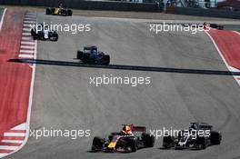Max Verstappen (NLD) Red Bull Racing RB13 and Romain Grosjean (FRA) Haas F1 Team VF-17 battle for position. 22.10.2017. Formula 1 World Championship, Rd 17, United States Grand Prix, Austin, Texas, USA, Race Day.