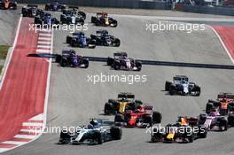Valtteri Bottas (FIN) Mercedes AMG F1 W08 and Daniel Ricciardo (AUS) Red Bull Racing RB13 at the start of the race. 22.10.2017. Formula 1 World Championship, Rd 17, United States Grand Prix, Austin, Texas, USA, Race Day.
