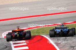 Daniel Ricciardo (AUS) Red Bull Racing RB13 and Valtteri Bottas (FIN) Mercedes AMG F1 W08 battle for position. 22.10.2017. Formula 1 World Championship, Rd 17, United States Grand Prix, Austin, Texas, USA, Race Day.