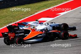 Stoffel Vandoorne (BEL) McLaren MCL32 and Lance Stroll (CDN) Williams FW40 battle for position. 22.10.2017. Formula 1 World Championship, Rd 17, United States Grand Prix, Austin, Texas, USA, Race Day.