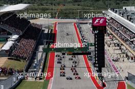 Lewis Hamilton (GBR) Mercedes AMG F1 W08 and Sebastian Vettel (GER) Ferrari SF70H battle for position at the start of the race. 22.10.2017. Formula 1 World Championship, Rd 17, United States Grand Prix, Austin, Texas, USA, Race Day.