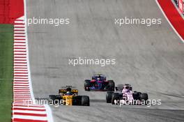 Carlos Sainz Jr (ESP) Renault Sport F1 Team RS17 and Sergio Perez (MEX) Sahara Force India F1 VJM10 battle for position. 22.10.2017. Formula 1 World Championship, Rd 17, United States Grand Prix, Austin, Texas, USA, Race Day.