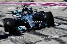 Valtteri Bottas (FIN) Mercedes AMG F1 W08 makes a pit stop. 22.10.2017. Formula 1 World Championship, Rd 17, United States Grand Prix, Austin, Texas, USA, Race Day.