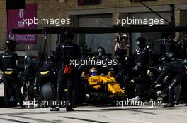 Carlos Sainz Jr (ESP) Renault Sport F1 Team RS17 makes a pit stop. 22.10.2017. Formula 1 World Championship, Rd 17, United States Grand Prix, Austin, Texas, USA, Race Day.