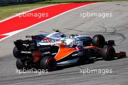 Stoffel Vandoorne (BEL) McLaren MCL32 and Lance Stroll (CDN) Williams FW40 battle for position. 22.10.2017. Formula 1 World Championship, Rd 17, United States Grand Prix, Austin, Texas, USA, Race Day.
