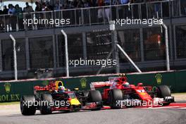 Daniel Ricciardo (AUS) Red Bull Racing RB13 and Kimi Raikkonen (FIN) Ferrari SF70H battle for position. 22.10.2017. Formula 1 World Championship, Rd 17, United States Grand Prix, Austin, Texas, USA, Race Day.