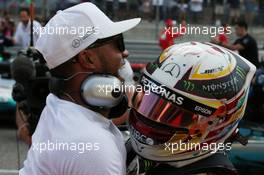 Lewis Hamilton (GBR) Mercedes AMG F1 W08 with his brother Nicolas. 21.10.2017. Formula 1 World Championship, Rd 17, United States Grand Prix, Austin, Texas, USA, Qualifying Day.