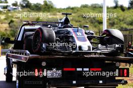 The Haas VF-17 of Romain Grosjean (FRA) Haas F1 Team is recovered back to the pits on the back of a truck. 21.10.2017. Formula 1 World Championship, Rd 17, United States Grand Prix, Austin, Texas, USA, Qualifying Day.