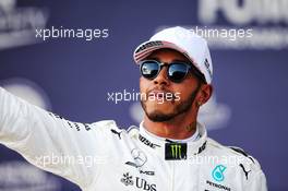 Lewis Hamilton (GBR) Mercedes AMG F1 celebrates his pole position in qualifying parc ferme. 21.10.2017. Formula 1 World Championship, Rd 17, United States Grand Prix, Austin, Texas, USA, Qualifying Day.