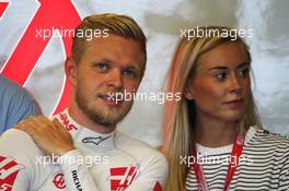 Kevin Magnussen (DEN) Haas F1 Team with his wife Louise Gjorup (DEN). 21.10.2017. Formula 1 World Championship, Rd 17, United States Grand Prix, Austin, Texas, USA, Qualifying Day.