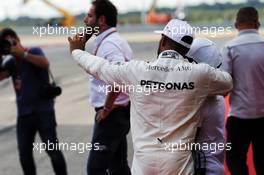 Lewis Hamilton (GBR) Mercedes AMG F1 celebrates his pole position in qualifying parc ferme with brother Nicolas Hamilton (GBR). 21.10.2017. Formula 1 World Championship, Rd 17, United States Grand Prix, Austin, Texas, USA, Qualifying Day.