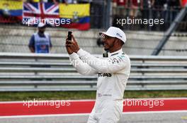 Lewis Hamilton (GBR) Mercedes AMG F1 celebrates his pole position in qualifying parc ferme. 21.10.2017. Formula 1 World Championship, Rd 17, United States Grand Prix, Austin, Texas, USA, Qualifying Day.