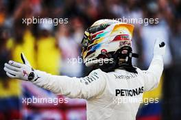 Lewis Hamilton (GBR) Mercedes AMG F1 celebrates his pole position in qualifying parc ferme. 21.10.2017. Formula 1 World Championship, Rd 17, United States Grand Prix, Austin, Texas, USA, Qualifying Day.