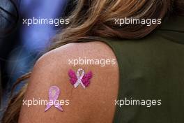 Cancer awareness 'tattoos'. 21.10.2017. Formula 1 World Championship, Rd 17, United States Grand Prix, Austin, Texas, USA, Qualifying Day.
