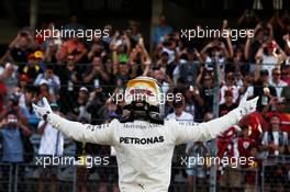 Lewis Hamilton (GBR) Mercedes AMG F1 celebrates his pole position in qualifying parc ferme. 21.10.2017. Formula 1 World Championship, Rd 17, United States Grand Prix, Austin, Texas, USA, Qualifying Day.