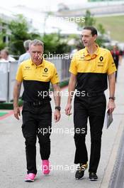 Bob Bell (GBR) Renault Sport F1 Team Chief Technical Officer (Left). 21.10.2017. Formula 1 World Championship, Rd 17, United States Grand Prix, Austin, Texas, USA, Qualifying Day.