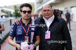 Sergio Perez (MEX) Sahara Force India F1 with his father Antonio Perez (MEX). 21.10.2017. Formula 1 World Championship, Rd 17, United States Grand Prix, Austin, Texas, USA, Qualifying Day.