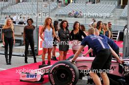 Women in the pits. 21.10.2017. Formula 1 World Championship, Rd 17, United States Grand Prix, Austin, Texas, USA, Qualifying Day.