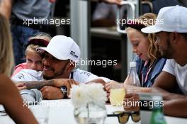 Lewis Hamilton (GBR) Mercedes AMG F1 with brother Nicolas Hamilton (GBR) and friends. 21.10.2017. Formula 1 World Championship, Rd 17, United States Grand Prix, Austin, Texas, USA, Qualifying Day.