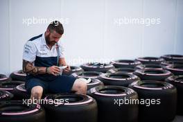 Williams mechanic with Pirelli tyres. 21.10.2017. Formula 1 World Championship, Rd 17, United States Grand Prix, Austin, Texas, USA, Qualifying Day.