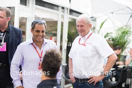 (L to R): Juan Pablo Montoya (COL) with Dr Helmut Marko (AUT) Red Bull Motorsport Consultant and Daniel Ricciardo (AUS) Red Bull Racing. 21.10.2017. Formula 1 World Championship, Rd 17, United States Grand Prix, Austin, Texas, USA, Qualifying Day.