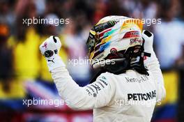 Lewis Hamilton (GBR) Mercedes AMG F1 celebrates his pole position in qualifying parc ferme. 21.10.2017. Formula 1 World Championship, Rd 17, United States Grand Prix, Austin, Texas, USA, Qualifying Day.