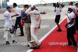 (L to R): Valtteri Bottas (FIN) Mercedes AMG F1; Will Buxton (GBR) NBC Sports Network TV Presenter; Lewis Hamilton (GBR) Mercedes AMG F1, and Nicolas Hamilton (GBR), in qualifying parc ferme. 21.10.2017. Formula 1 World Championship, Rd 17, United States Grand Prix, Austin, Texas, USA, Qualifying Day.