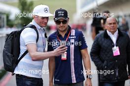 Sergio Perez (MEX) Sahara Force India F1 with a fan. 21.10.2017. Formula 1 World Championship, Rd 17, United States Grand Prix, Austin, Texas, USA, Qualifying Day.