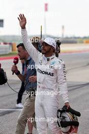 Lewis Hamilton (GBR) Mercedes AMG F1 celebrates his pole position in qualifying parc ferme. 21.10.2017. Formula 1 World Championship, Rd 17, United States Grand Prix, Austin, Texas, USA, Qualifying Day.