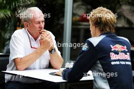 (L to R): Dr Helmut Marko (AUT) Red Bull Motorsport Consultant with Brendon Hartley (NZL) Scuderia Toro Rosso. 21.10.2017. Formula 1 World Championship, Rd 17, United States Grand Prix, Austin, Texas, USA, Qualifying Day.