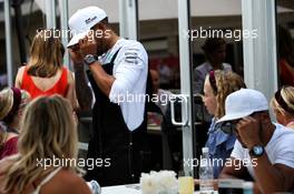 Lewis Hamilton (GBR) Mercedes AMG F1 with brother Nicolas Hamilton (GBR) and friends. 21.10.2017. Formula 1 World Championship, Rd 17, United States Grand Prix, Austin, Texas, USA, Qualifying Day.