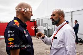 (L to R): Adrian Newey (GBR) Red Bull Racing Chief Technical Officer with Ivan Capelli (ITA).                                22.10.2017. Formula 1 World Championship, Rd 17, United States Grand Prix, Austin, Texas, USA, Race Day.