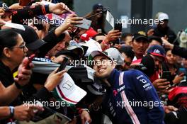 Sergio Perez (MEX) Sahara Force India F1 with fans. 22.10.2017. Formula 1 World Championship, Rd 17, United States Grand Prix, Austin, Texas, USA, Race Day.
