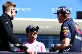 (L to R): Nico Hulkenberg (GER) Renault Sport F1 Team with Sergio Perez (MEX) Sahara Force India F1 and Max Verstappen (NLD) Red Bull Racing on the drivers parade. 22.10.2017. Formula 1 World Championship, Rd 17, United States Grand Prix, Austin, Texas, USA, Race Day.