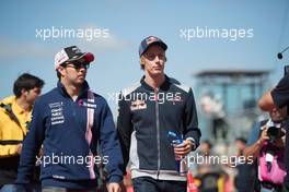 (L to R): Sergio Perez (MEX) Sahara Force India F1 and Brendon Hartley (NZL) Scuderia Toro Rosso on the drivers parade. 22.10.2017. Formula 1 World Championship, Rd 17, United States Grand Prix, Austin, Texas, USA, Race Day.