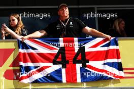 Lewis Hamilton (GBR) Mercedes AMG F1 fan with flag. 22.10.2017. Formula 1 World Championship, Rd 17, United States Grand Prix, Austin, Texas, USA, Race Day.